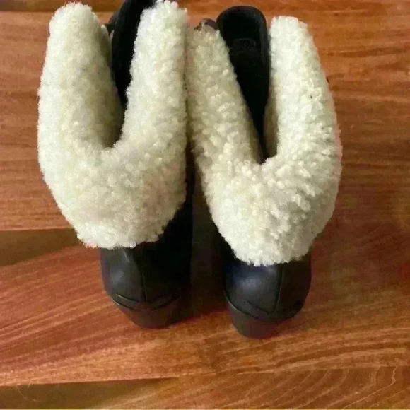 Sorel Black Leather Boots with Cream Fur - Picture 7 of 15